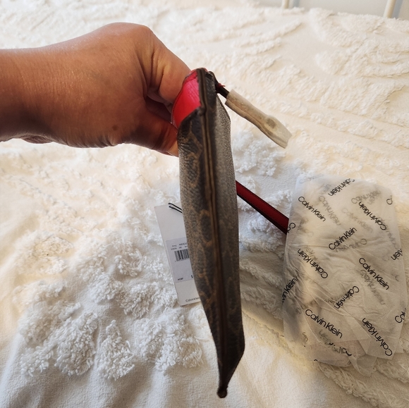 NWT CALVIN KLEIN wristlet.  GREAT COLORS.   10 X 6.5 ORIGINAL PACKING - Picture 6 of 8